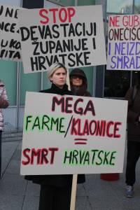 Prosvjedni performans ispred Ministarstva okoli�a [ 866.02 Kb ]