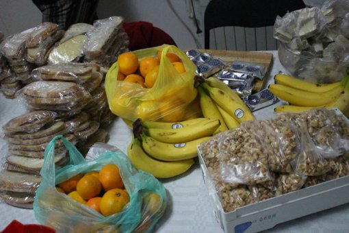 Pomoć izbjeglicama - pripremanje hrane [ 87.60 Kb ]