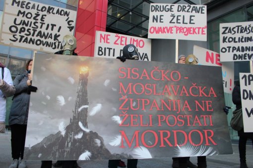 Prosvjedni performans ispred Minstarstva okolisa [ 183.44 Kb ]