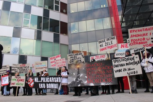 Prosvjedni performans ispred Minstarstva okolisa [ 206.31 Kb ]