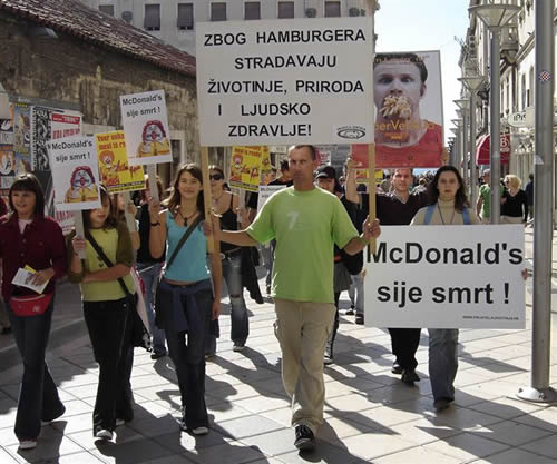 Prosvjed protiv McDonald'sa u Splitu 1