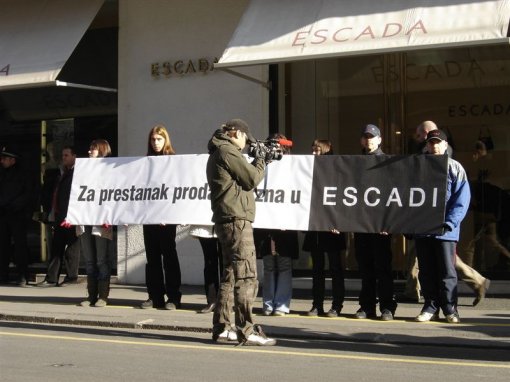 Protest in front of ESCADA 2 [ 90.75 Kb ]